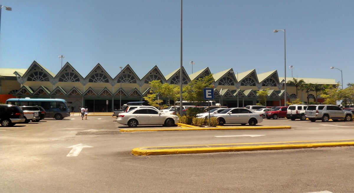 拉斯特雷纳斯国际机场