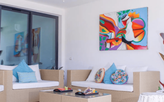 Stylish 2-BR condo in prime beach location
