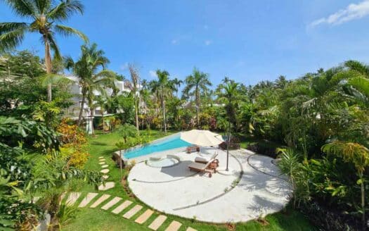 Penthouse opportunity steps from Punta Popy beach