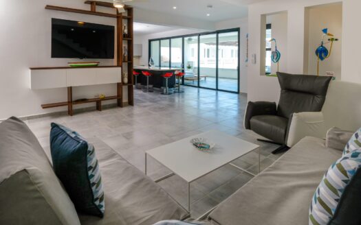 Modern penthouse steps from the beach in Punta Popy