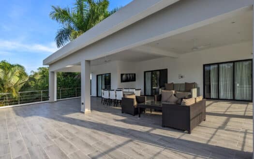 Spacious 6-BR villa in town