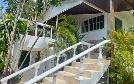 4-BR villa in Bonita to be refurbished with lots of potential