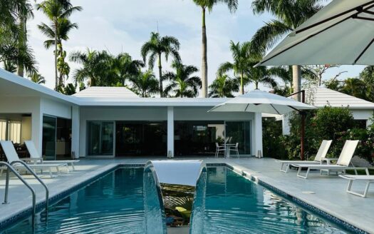 Beautiful villa with minimalist design in the city center