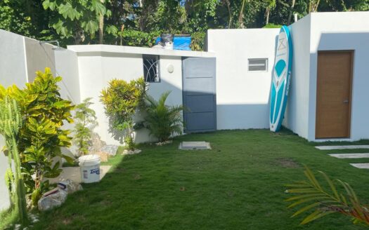 New townhouses steps to Las Ballenas