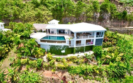 4-BR villa between the mountains and the ocean