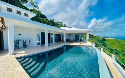 4-BR villa between the mountains and the ocean