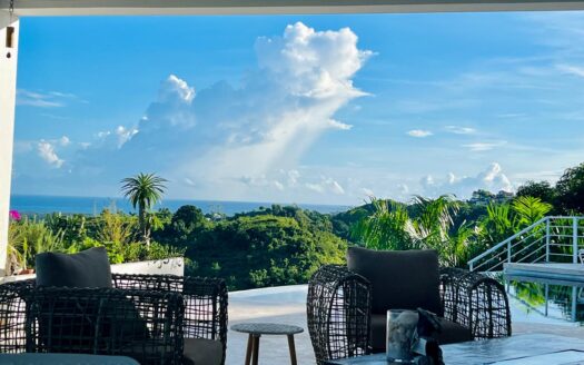 4-BR villa between the mountains and the ocean