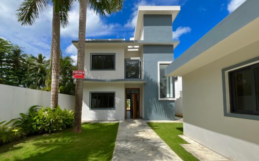 Stunning 5-Bedroom Villa with Private Pool Steps from the Beach
