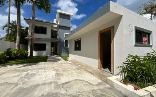 Stunning 5-Bedroom Villa with Private Pool Steps from the Beach