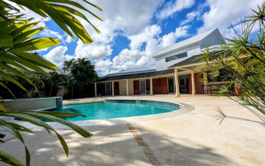 4-BR villa with independent bungalow close to Bonita Beach