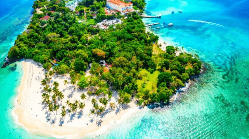 Crystal-clear waters and snorkeling at Cayo Levantado Island (Bacardi Island), Dominican Republic.