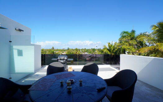 Duplex with rooftop studio steps from playa Las Ballenas