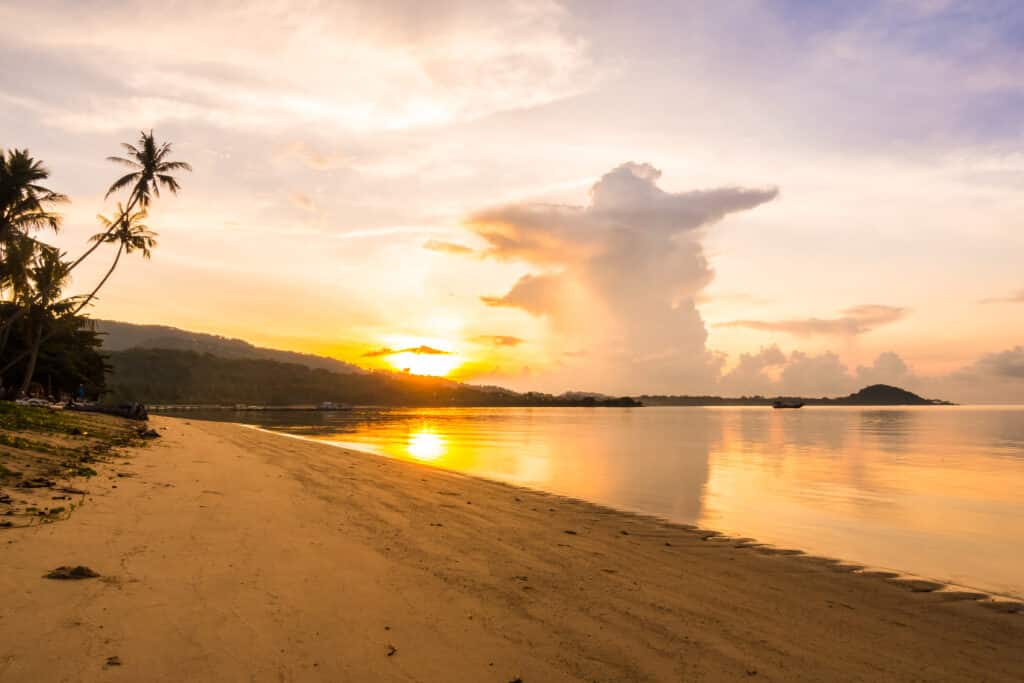 Sunset over the Dominican Republic’s mountain range, with lush greenery and expansive views.