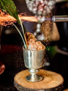 Groupe d'amis profitant de la Mamajuana dans un bar en bord de plage en République Dominicaine.