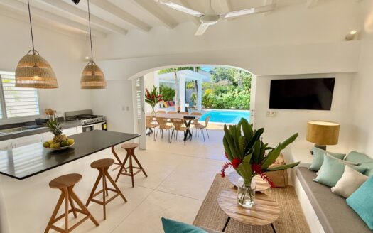 5-BR villa with private pool just steps from Popy beach