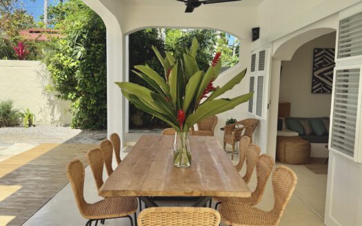 5-BR villa with private pool just steps from Popy beach