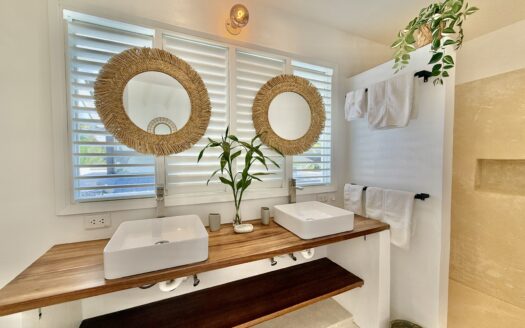 5-BR villa with private pool just steps from Popy beach
