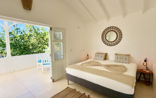 5-BR villa with private pool just steps from Popy beach
