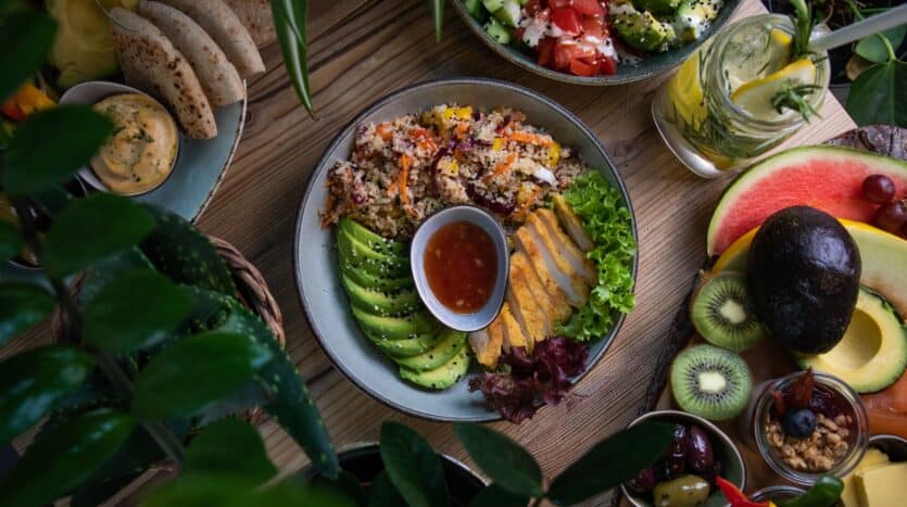Colorful vegan bowl with fresh vegetables, grains, and plant-based protein served at a healthy café in Santo Domingo.