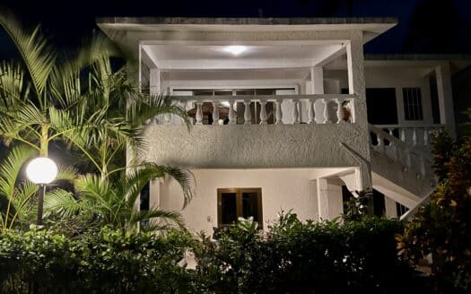 2-BR Townhouse just steps from Bonita sandy beach