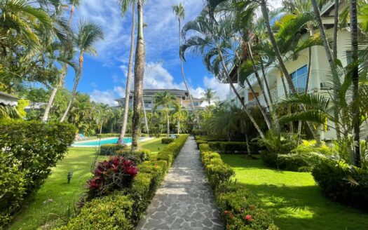 2BR condo steps from Popy Beach